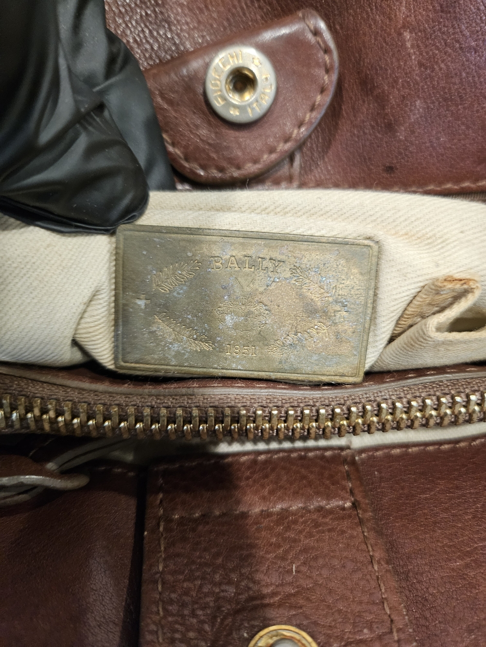 Bally Vintage Leather Shoulder Bag - Picture 6 of 11